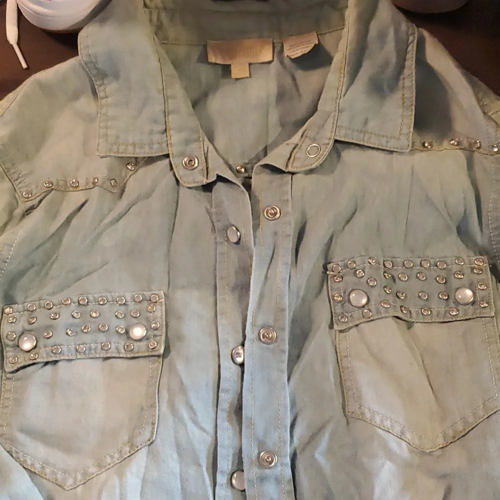 Button up - Picture 2 of 3